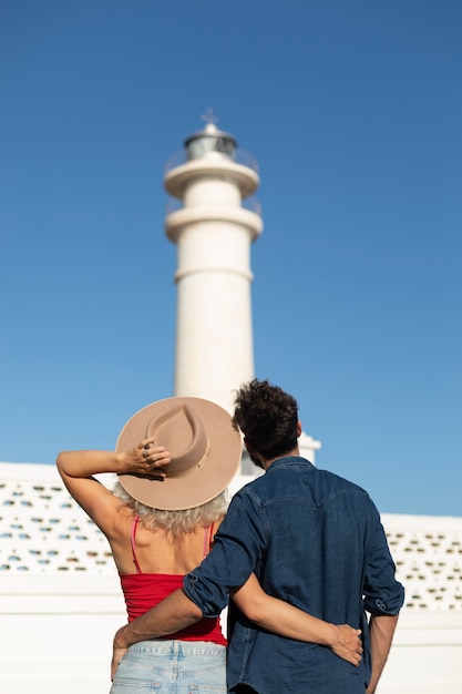 Photo medium shot couple at the lighthouse