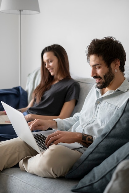 Photo medium shot couple relaxing on couch