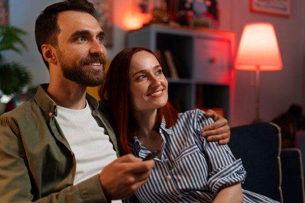 Photo medium shot couple relaxing at home