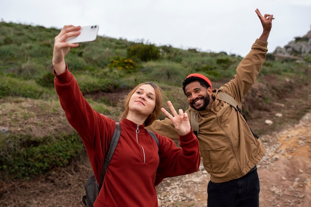 Photo medium shot couple taking selfie