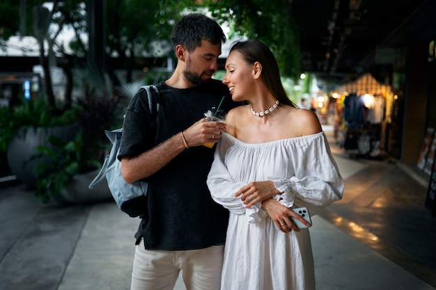 Photo medium shot couple walking together