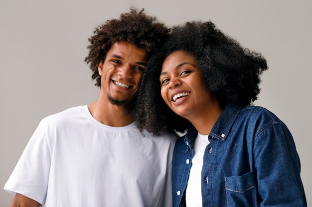 Photo medium shot couple with afro hairstyles