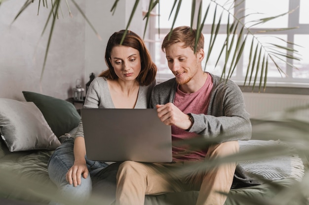 Photo medium shot couple with laptop