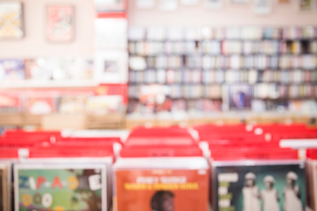 Foto vista di mezzo colpo defocused del negozio di vinile