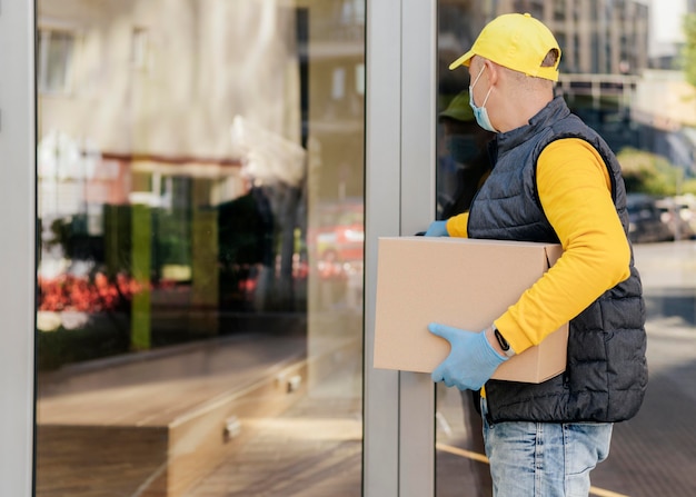 Photo medium shot delivery man with box