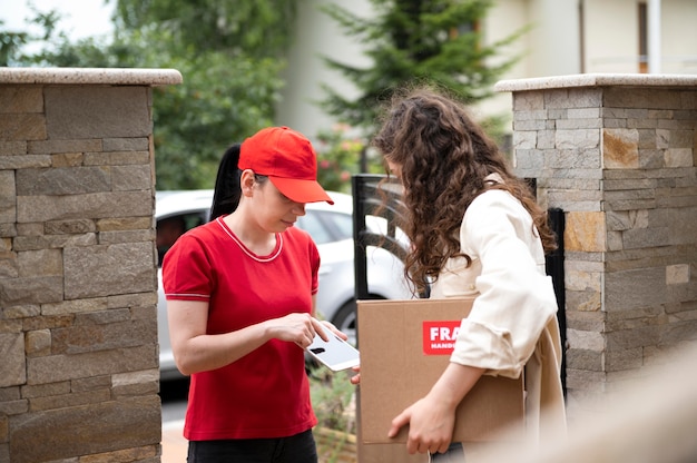 Photo medium shot delivery woman with cap