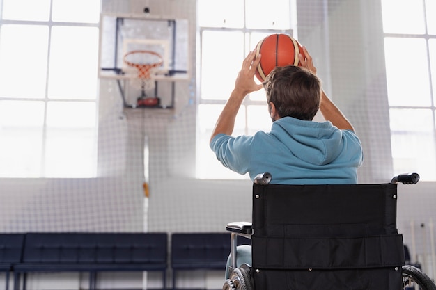 Photo medium shot disabled man with basket ball