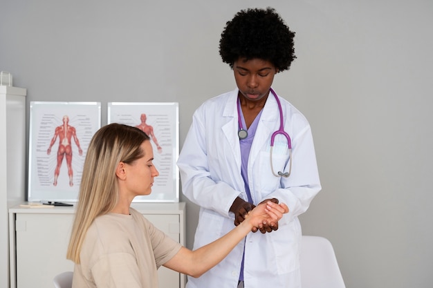 Photo medium shot doctor checking patient