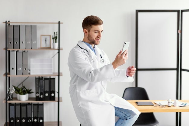 Foto telefono della holding del medico del colpo medio