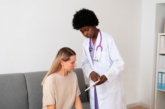 Photo medium shot doctor holding tablet