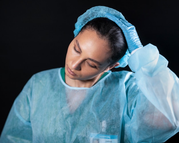 Foto medico a tiro medio che si toglie la retina per capelli