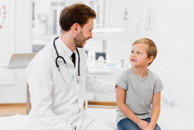 Medium shot doctor talking to kid