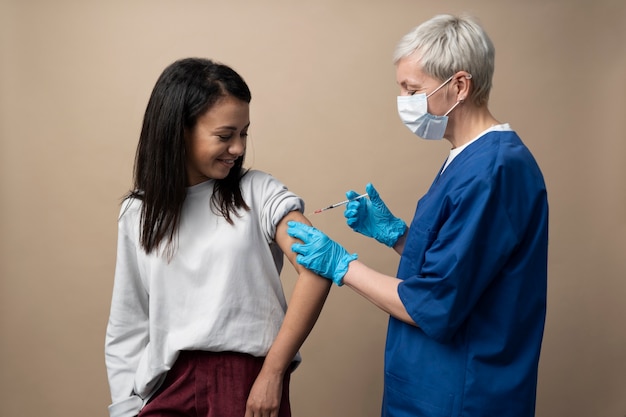 Photo medium shot doctor wearing face mask and gloves