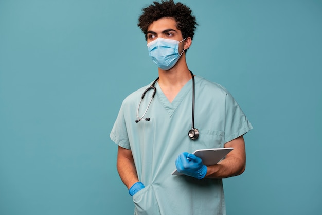 Photo medium shot doctor wearing face mask