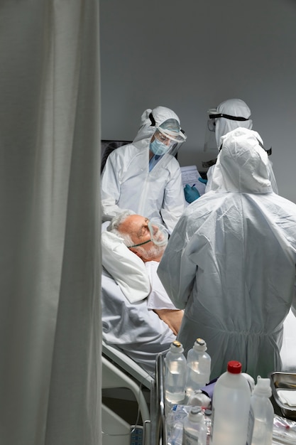 Foto medici a colpo medio e paziente con maschera ad ossigeno