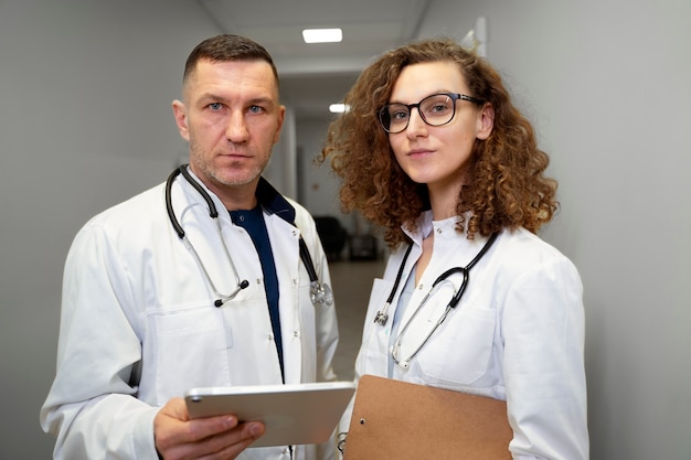 Foto medici di tiro medio con tablet