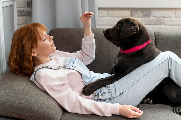 Foto colpo medio e cane sul divano