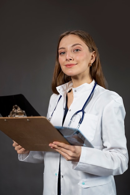 Foto medium shot dokter met klembord