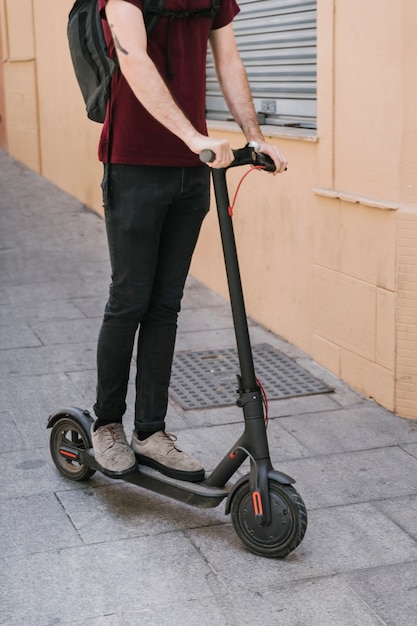 Среднего выстрела E-Scooter Райдер на улице