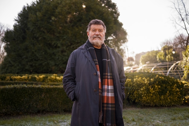 Foto uomo anziano del colpo medio che fa una passeggiata