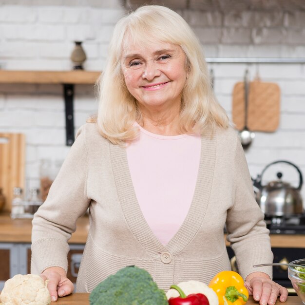 Photo medium shot of elderly woman smiling