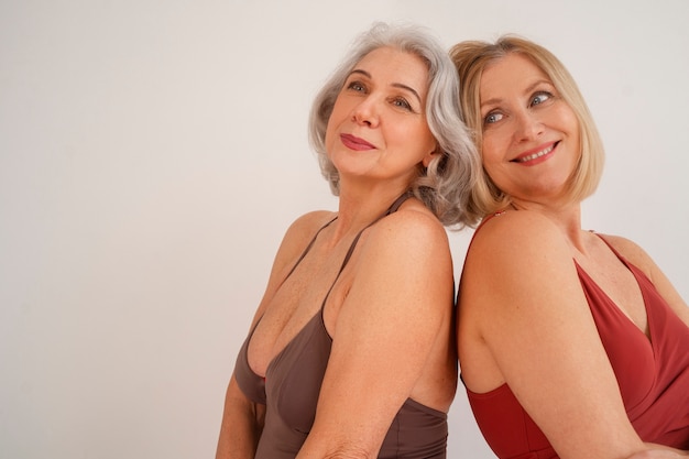 Foto donne anziane del colpo medio in costumi da bagno in posa