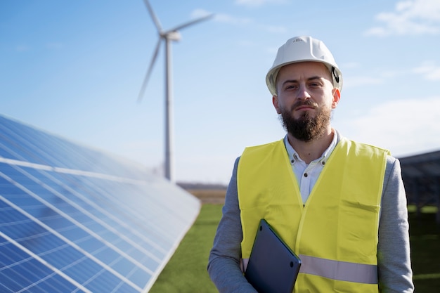 Photo medium shot engineer with helmet holding laptop