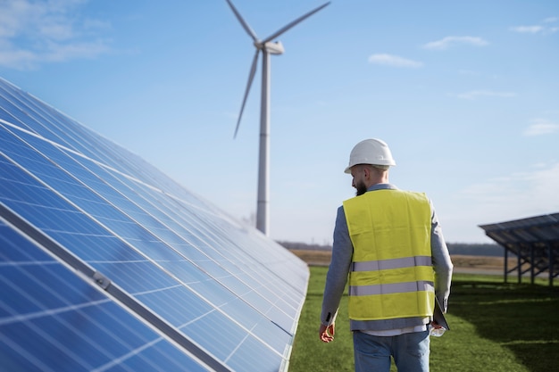 Photo medium shot environmental engineer with helmet