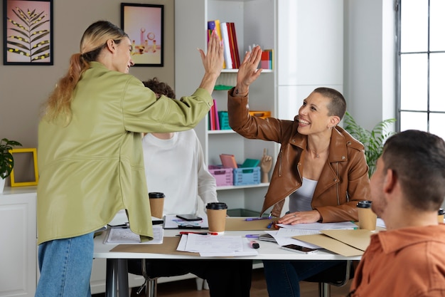 Foto persone eccitate al lavoro