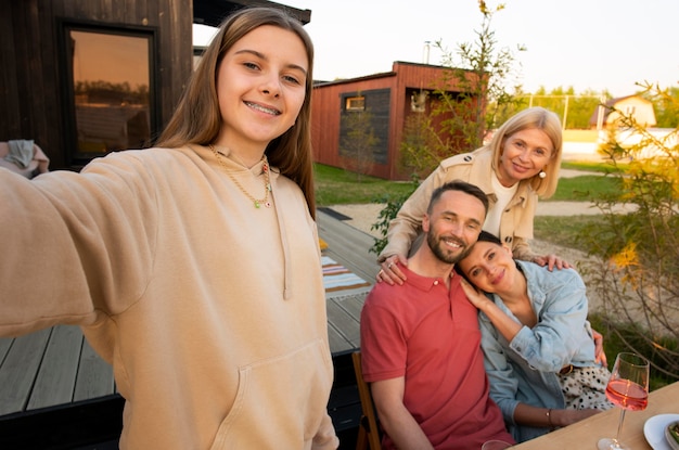 Medium shot familie die selfie maakt