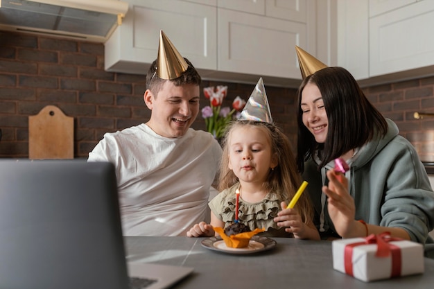 Foto famiglia del colpo medio che celebra il compleanno del bambino