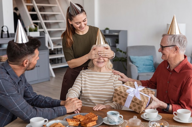 Foto famiglia del colpo medio che celebra insieme