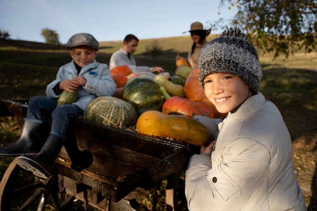 Photo medium shot family at countryside