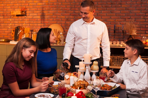 Foto famiglia di tiro medio al tavolo del ringraziamento