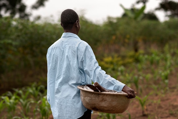 Photo medium shot farmer holding basin