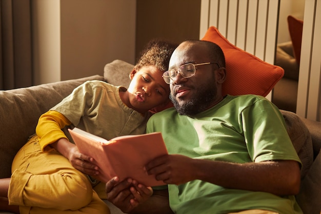 ミディアムショットの父と子の読書