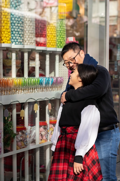 Photo medium shot father and girl at shop