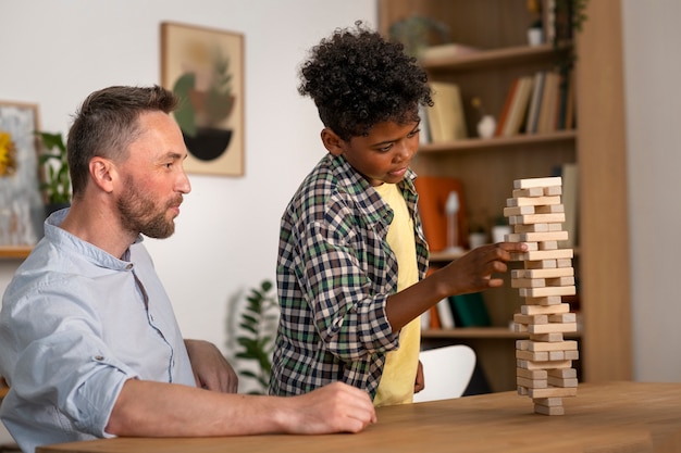 Foto padre e figlio a tiro medio che giocano