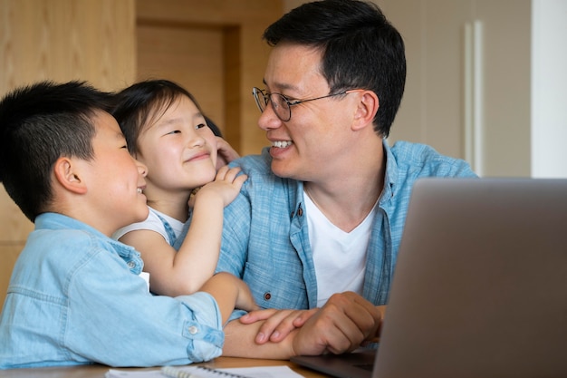 Foto padre e figli in tiro medio a casa