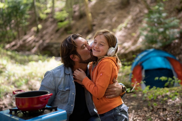 写真 ミディアムショットの父が頬に女の子にキス