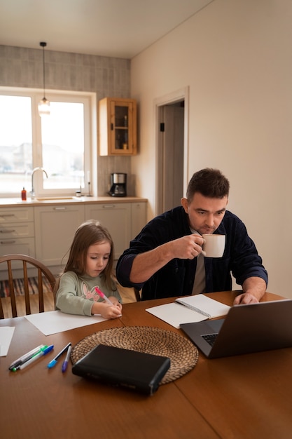 Photo medium shot father working with kid at home