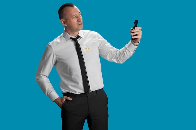Фото Стюардесса среднего роста держит смартфон