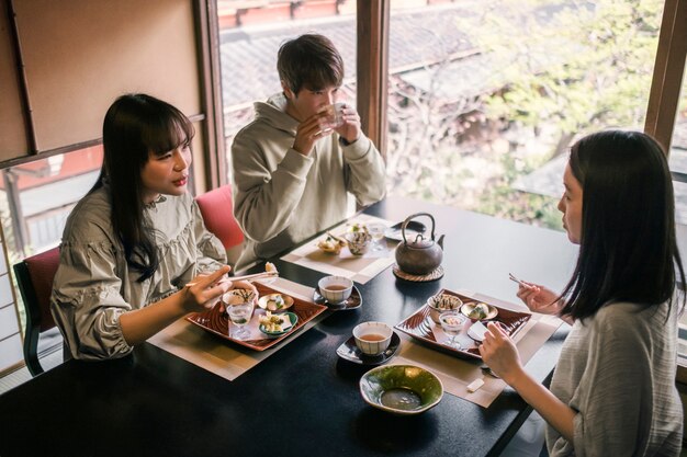 食事を楽しんでいるミディアムショットの友達