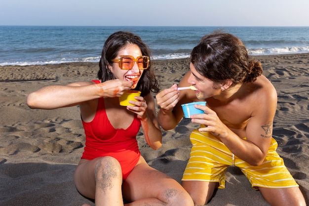 Foto amici del colpo medio che tengono il gelato