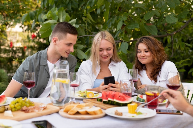 Photo medium shot friends sitting at table