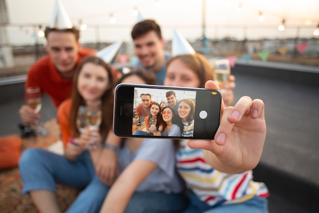 Amici di tiro medio che scattano foto