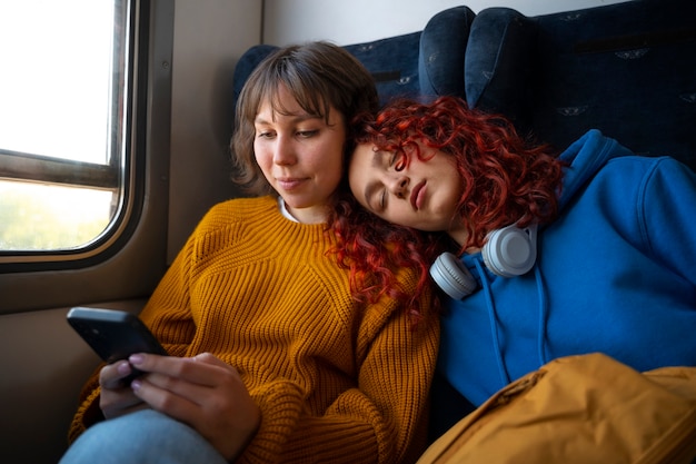 Foto amici di tiro medio che viaggiano in treno