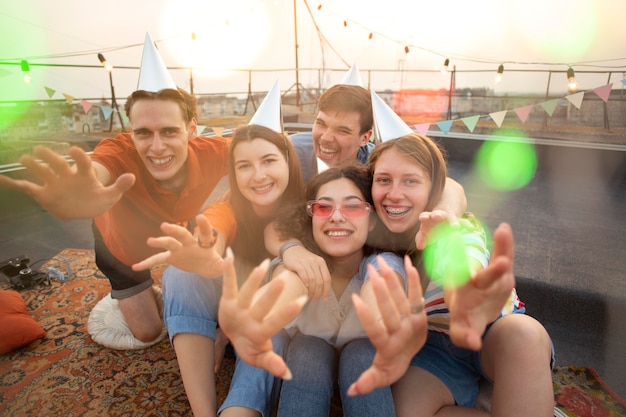 Foto amici di tiro medio con cappelli da festa