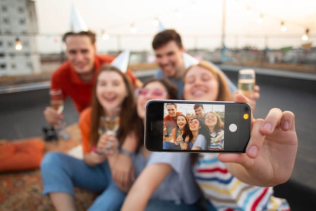 Foto amici di tiro medio con il telefono