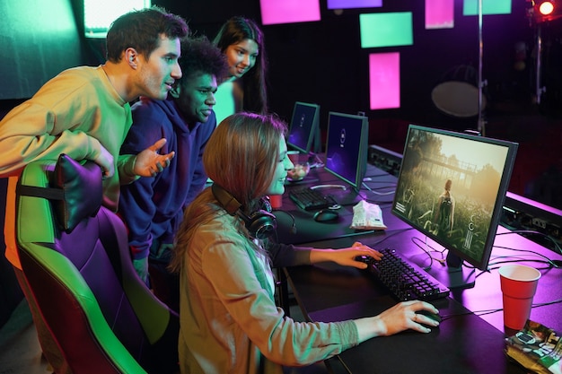 Medium shot gamers kijken naar collega